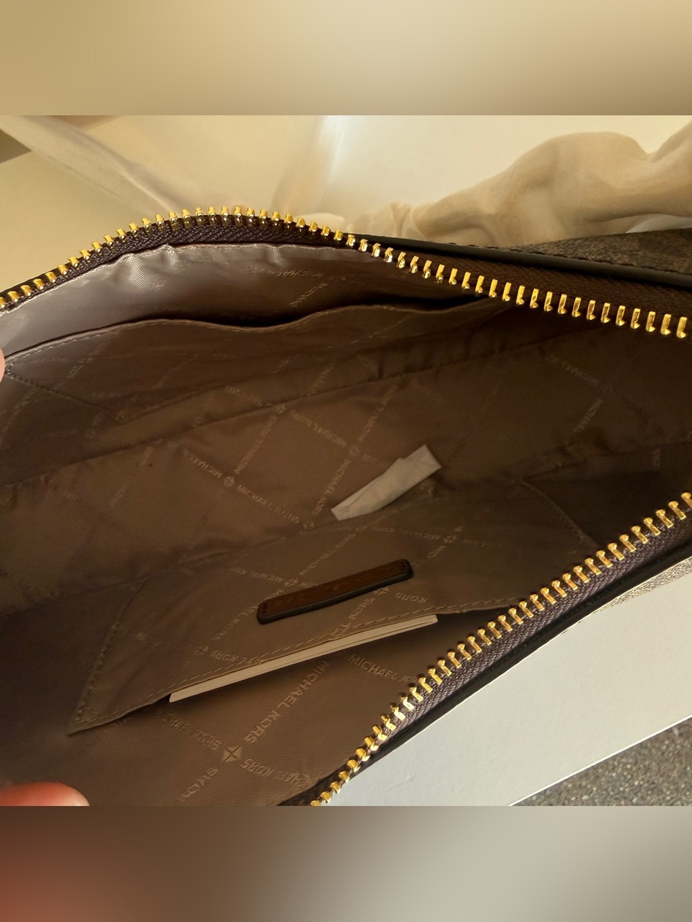Michael Kors CORA LG ZIP POUCHETTE - Picture 7 of 10